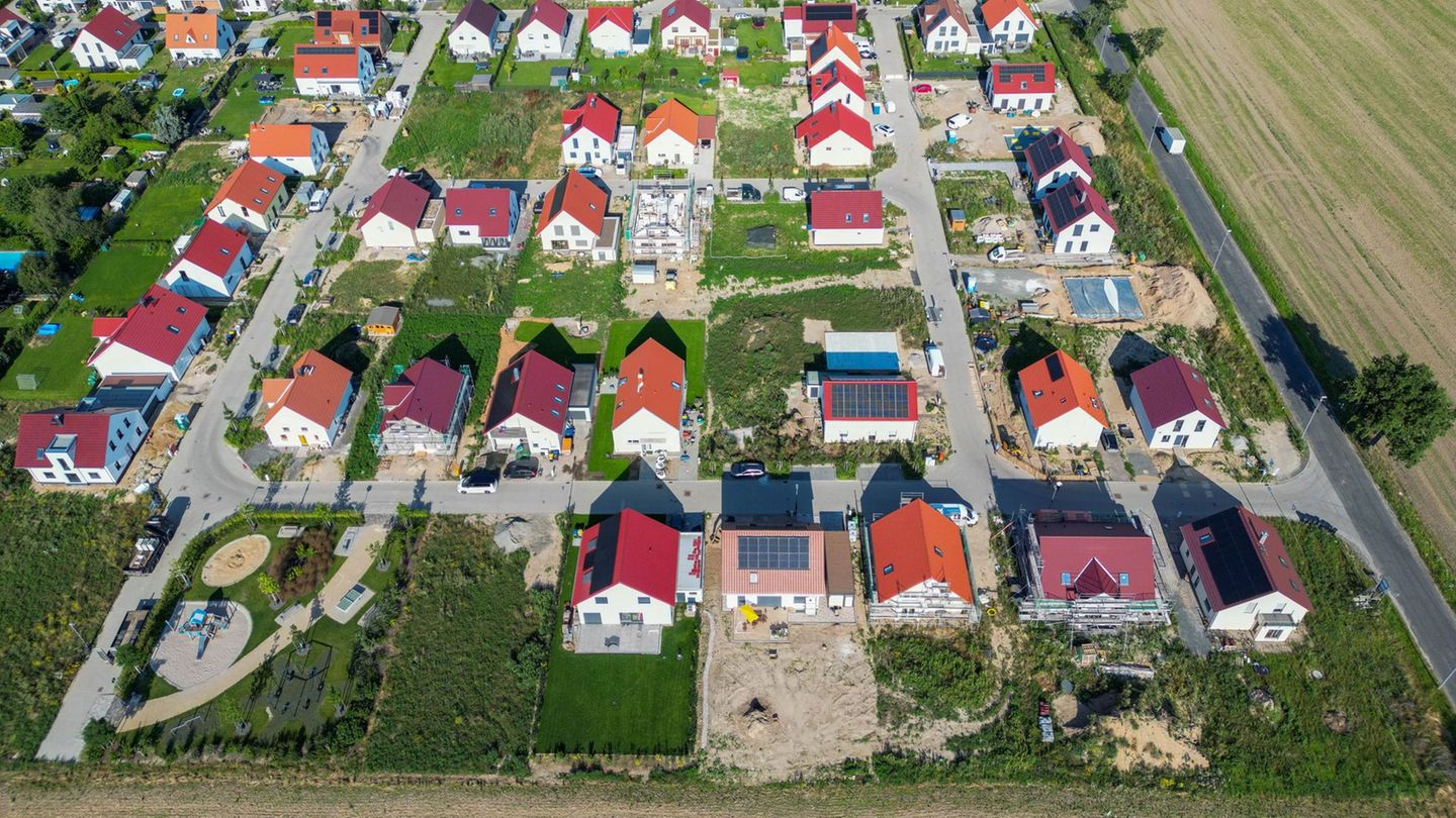 Finances: Banks award significantly more loans for residential properties