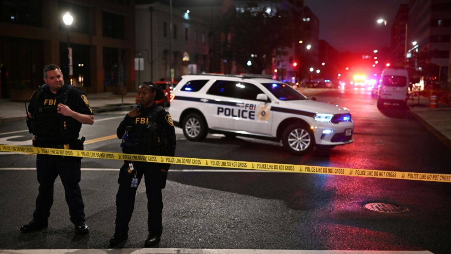 FBI-Beamte am Tatort vor dem Jüdischen Museum in Washington