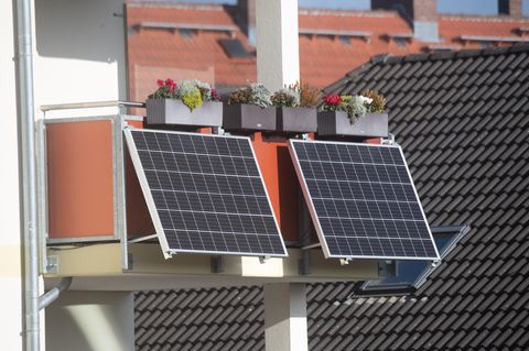 Balkonkraftwerke sieht man immer öfter im Stadtbild
