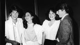 Die Teenie-Romanze: Melissa Gilbert (1981–1982)  Bevor Tom Cruise zum Superstar wurde, datete er die "Unsere kleine Farm"-Schauspielerin Melissa Gilbert. Beide waren Teenager, frisch in Hollywood, und teilten eine unschuldige, kurze Romanze. Gilbert erinnerte sich: "Wir haben uns geküsst, aber keinen Sex gehabt. Ich habe ihm sein erstes Geschirr gekauft." Die Beziehung blieb freundschaftlich. Gilbert nannte ihn später "einen süßen, ehrgeizigen Jungen". Hier gemeinsam auf dem Foto mit den Schauspielern Rob Lowe und Michelle Meyrink  Altersunterschied: Tom war 2 Jahre älter.