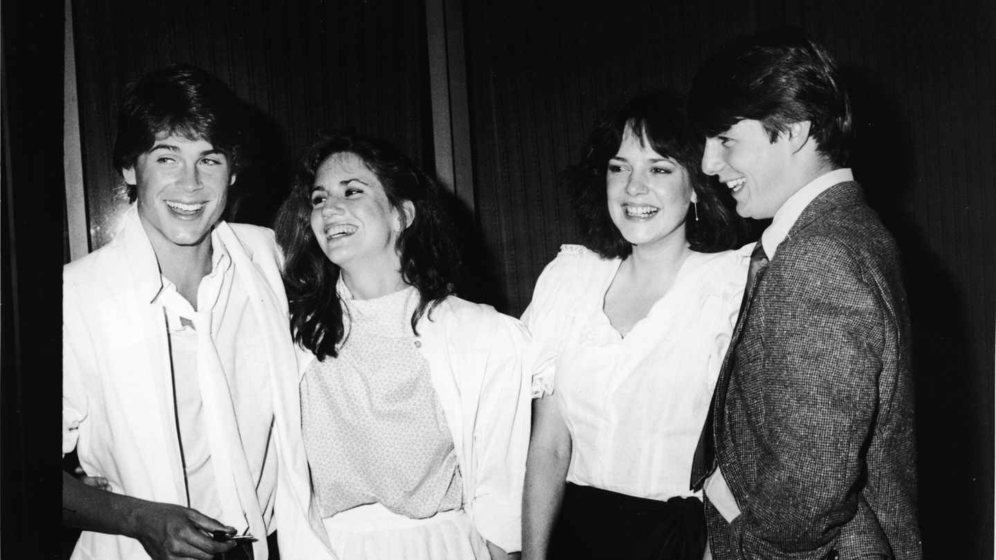 Mission Impossible: Die Teenie-Romanze: Melissa Gilbert (1981–1982) Bevor Tom Cruise zum Superstar wurde, datete er die "Unsere kleine Farm"-Schauspielerin Melissa Gilbert. Beide waren Teenager, frisch in Hollywood, und teilten eine unschuldige, kurze Romanze. Gilbert erinnerte sich: "Wir haben uns geküsst, aber keinen Sex gehabt. Ich habe ihm sein erstes Geschirr gekauft." Die Beziehung blieb freundschaftlich. Gilbert nannte ihn später "einen süßen, ehrgeizigen Jungen". Hier gemeinsam auf dem Foto mit den Schauspielern Rob Lowe und Michelle Meyrink Altersunterschied: Tom war 2 Jahre älter. Die Teenie-Romanze: Melissa Gilbert (1981–1982) Bevor Tom Cruise zum Superstar wurde, datete er die "Unsere kleine Farm"-Schauspielerin Melissa Gilbert. Beide waren Teenager, frisch in Hollywood, und teilten eine unschuldige, kurze Romanze. Gilbert erinnerte sich: "Wir haben uns geküsst, aber keinen Sex gehabt. Ich habe ihm sein erstes Geschirr gekauft." Die Beziehung blieb freundschaftlich. Gilbert nannte ihn später "einen süßen, ehrgeizigen Jungen". Hier gemeinsam auf dem Foto mit den Schauspielern Rob Lowe und Michelle Meyrink Altersunterschied: Tom war 2 Jahre älter.