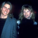 Rebecca De Mornay (1983–1985): Liebe am Set  Bei den Dreharbeiten zu "Risky Business" funkte es zwischen Tom Cruise und Rebecca De Mornay. Sie war drei Jahre älter, Cruise schwärmte von ihrer Intelligenz und Ausstrahlung. Die Beziehung war intensiv, endete 1985, Gründe blieben privat – beide sprachen respektvoll übereinander.  Altersunterschied: Rebecca war 3 Jahre älter.