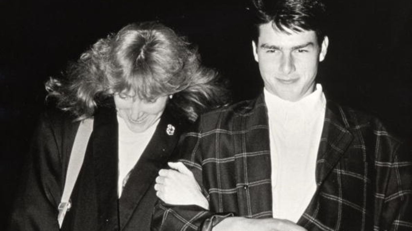 Mission Impossible: Patti Scialfa (1985): Mit der Frau vom Boss hatte er auch mal was Kurz vor ihrer Ehe mit Bruce Springsteen hatte Patti Scialfa eine kurze Liaison mit Tom Cruise. Sie lernten sich in der Musikszene kennen. Die Beziehung endete schnell und ohne Skandal, als Scialfa und Springsteen sich näherkamen. Altersunterschied: Patti war 9 Jahre älter. Patti Scialfa (1985): Mit der Frau vom Boss hatte er auch mal was Kurz vor ihrer Ehe mit Bruce Springsteen hatte Patti Scialfa eine kurze Liaison mit Tom Cruise. Sie lernten sich in der Musikszene kennen. Die Beziehung endete schnell und ohne Skandal, als Scialfa und Springsteen sich näherkamen. Altersunterschied: Patti war 9 Jahre älter.