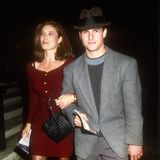 Mimi Rogers (1987–1990): Die Frau, die ihn zu Scientology brachte  Mit 24 Jahren heiratete Cruise die sechs Jahre ältere Mimi Rogers – seine erste Ehefrau und die Frau, die ihn mit Scientology bekannt machte. Rogers berichtete, Cruise habe in dieser Zeit "Phasen gehabt, in denen er glaubte, Mönch werden zu müssen". Die Ehe scheiterte 1990 nach drei Jahren – still nach außen, doch mit inneren Spannungen und Kontrollproblemen. Schon während der Ehe wuchsen Gerüchte über seine Nähe zu Nicole Kidman, die er 1990 bei den Dreharbeiten zu "Tage des Donners" kennenlernte.  Altersunterschied: Mimi war 6 Jahre älter.