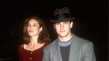 Mimi Rogers (1987–1990): Die Frau, die ihn zu Scientology brachte  Mit 24 Jahren heiratete Cruise die sechs Jahre ältere Mimi Rogers – seine erste Ehefrau und die Frau, die ihn mit Scientology bekannt machte. Rogers berichtete, Cruise habe in dieser Zeit "Phasen gehabt, in denen er glaubte, Mönch werden zu müssen". Die Ehe scheiterte 1990 nach drei Jahren – still nach außen, doch mit inneren Spannungen und Kontrollproblemen. Schon während der Ehe wuchsen Gerüchte über seine Nähe zu Nicole Kidman, die er 1990 bei den Dreharbeiten zu "Tage des Donners" kennenlernte.  Altersunterschied: Mimi war 6 Jahre älter.