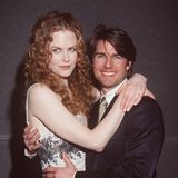 Nicole Kidman (1990–2001): Hollywoods Traumpaar mit dunklen Schatten  Nicole Kidman und Tom Cruise wurden zum Traumpaar der 1990er Jahre. Sie adoptierten zwei Kinder und spielten gemeinsam in Filmen wie "Eyes Wide Shut". Öffentlich zeigten sie sich oft als bodenständiges Paar, doch hinter der Fassade herrschte ein strenges Machtgefüge. Kidman sprach später davon, sich emotional klein gefühlt zu haben. Der Einfluss von Scientology und Cruise' Kontrollbedürfnis belasteten die Beziehung. Die Scheidung 2001 kam überraschend – Cruise initiierte sie angeblich telefonisch. Kidman kommentierte lakonisch: "Ich konnte endlich wieder hohe Schuhe tragen." Ein Satz, der für ihre neu gewonnene Freiheit steht.  Altersunterschied: Nicole war 3 Jahre älter.