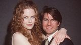 Nicole Kidman (1990–2001): Hollywoods Traumpaar mit dunklen Schatten  Nicole Kidman und Tom Cruise wurden zum Traumpaar der 1990er Jahre. Sie adoptierten zwei Kinder und spielten gemeinsam in Filmen wie "Eyes Wide Shut". Öffentlich zeigten sie sich oft als bodenständiges Paar, doch hinter der Fassade herrschte ein strenges Machtgefüge. Kidman sprach später davon, sich emotional klein gefühlt zu haben. Der Einfluss von Scientology und Cruise' Kontrollbedürfnis belasteten die Beziehung. Die Scheidung 2001 kam überraschend – Cruise initiierte sie angeblich telefonisch. Kidman kommentierte lakonisch: "Ich konnte endlich wieder hohe Schuhe tragen." Ein Satz, der für ihre neu gewonnene Freiheit steht.  Altersunterschied: Nicole war 3 Jahre älter.