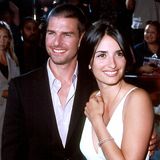 Penélope Cruz (2001–2004): Neue Liebe aus Barcelona   Nach der Trennung von Kidman begann Cruise eine Beziehung mit der damals 27-jährigen spanischen Schauspielerin Penélope Cruz (Cruise war 39). Er zeigte sich romantisch und fürsorglich, kochte für sie und verwöhnte sie. Doch der Einfluss von Scientology blieb ein problematischer Faktor. Cruz sprach später davon, sie hätten sich "im Guten" getrennt – Gerüchte besagen, dass sie den Druck der Kirche nicht akzeptieren wollte. In dieser Zeit hielt Cruise sein Privatleben diskreter.  Altersunterschied: Tom war 12 Jahre älter.