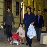 Katie Holmes (2005–2012): Trennung im verflixten siebten Jahr  Sie zählt zu Tom Cruises bekanntesten Partnerinnen. Legendär: sein Auftritt in der "Oprah Winfrey Show", bei dem er auf dem Sofa herumhüpfte und seine Liebe zu ihr verkündete – ein Moment, der zum viralen Hit wurde. 2006 heirateten die beiden in Italien, zuvor war im April desselben Jahres ihre gemeinsame Tochter Suri Cruise zur Welt gekommen. Doch hinter den Kulissen wuchs Holmes' Unzufriedenheit. Medienberichten zufolge plante sie heimlich ihren Ausstieg, mietete sich eine Wohnung in New York und reichte 2012 die Scheidung ein – offenbar aus Sorge um Suris Schutz vor dem Einfluss von Scientology. Seitdem lebt sie mit ihrer Tochter weitgehend abgeschirmt von Cruise, der nur selten Kontakt zu Suri haben soll.  Altersunterschied: Tom war 16 Jahre älter.