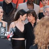 Hayley Atwell (2020–2022): Romanze vor und hinter der Kamera  Am Set von "Mission: Impossible 7“ begann eine Beziehung mit der 20 Jahre jüngeren britischen Schauspielerin Hayley Atwell. Nach zwei Jahren trennten sie sich, 2023 gab es ein kurzes Comeback – inzwischen gehen sie getrennte Wege, bleiben aber freundschaftlich verbunden.  Altersunterschied: Tom war 20 Jahre älter.