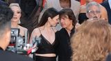 Hayley Atwell (2020–2022): Romanze vor und hinter der Kamera  Am Set von "Mission: Impossible 7“ begann eine Beziehung mit der 20 Jahre jüngeren britischen Schauspielerin Hayley Atwell. Nach zwei Jahren trennten sie sich, 2023 gab es ein kurzes Comeback – inzwischen gehen sie getrennte Wege, bleiben aber freundschaftlich verbunden.  Altersunterschied: Tom war 20 Jahre älter.