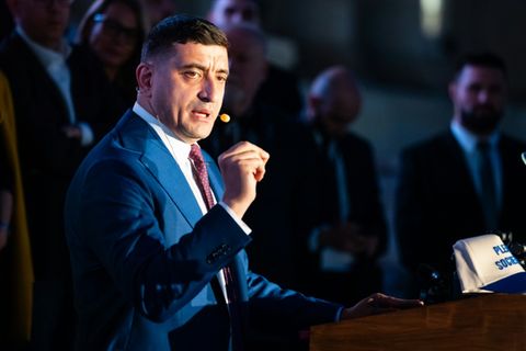 Der unterlegene ultrarechte Kandidat George Simion