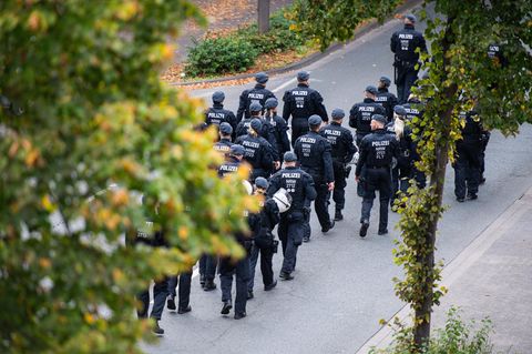 Symbolbild Diskriminierung durch Polizisten: Polizeibeamte laufen eine Straße entlang