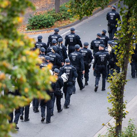 Symbolbild Diskriminierung durch Polizisten: Polizeibeamte laufen eine Straße entlang
