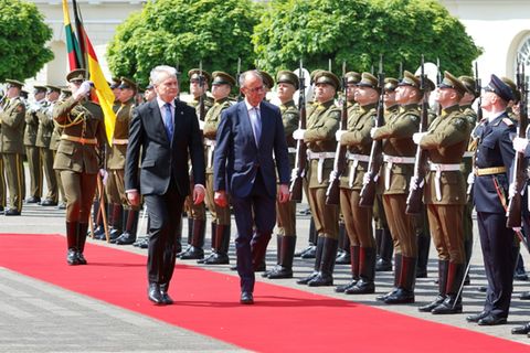 Empfang mit militärischen Ehren für Merz in Vilnius