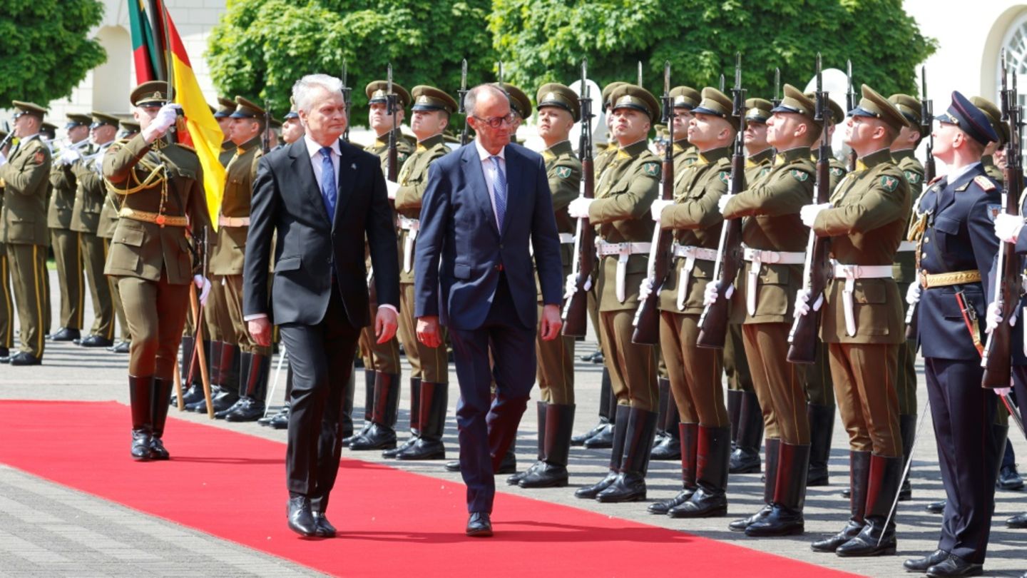 Empfang mit militärischen Ehren für Merz in Vilnius