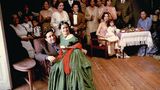 Salma Hayek als Frida Kahlo im gleichnamigen Film, umgeben von Kahlos Familie