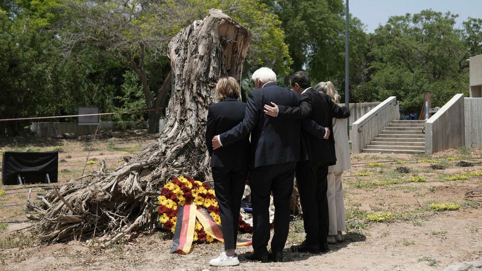 Side by side, forever. Federal President Steinmeier with the Israeli counterpart Duke in Kibbutz Be'eri, one of the locations of the Hamas terror on October 7th