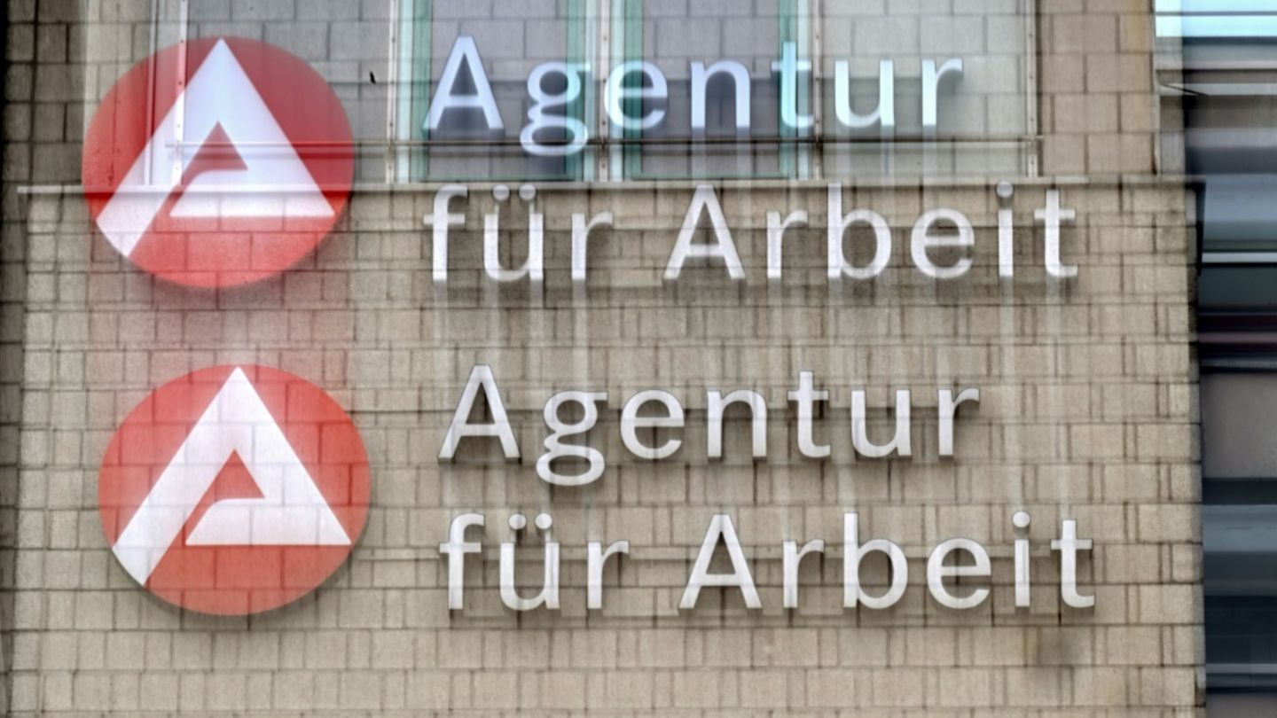 Schild an einer Arbeitsagentur
