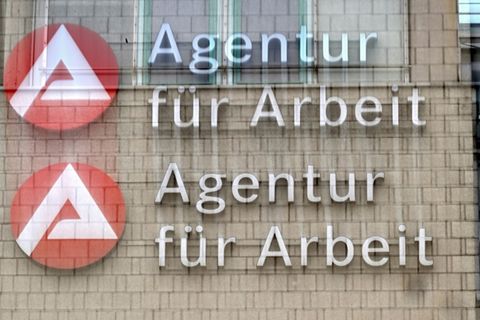 Schild an einer Arbeitsagentur