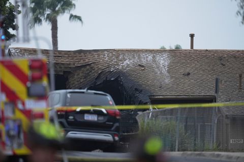 Nach dem Absturz eines Kleinflugzeuges in San Diego ist das Dach eines Wohnhauses eingedrückt und verkohlt