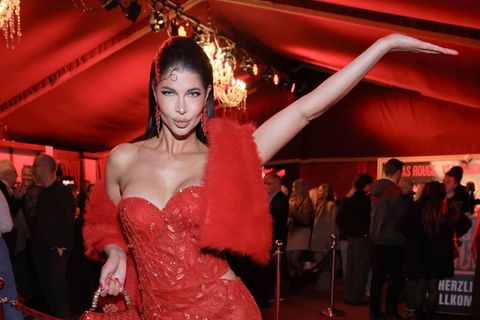 Erotikmodel Micaela Schäfer in einem roten Kleid
