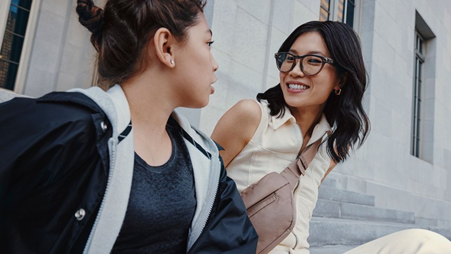 Eine Frau trägt die Meta Ray Ban. Smarte Brillen könnten das iPhone beerben