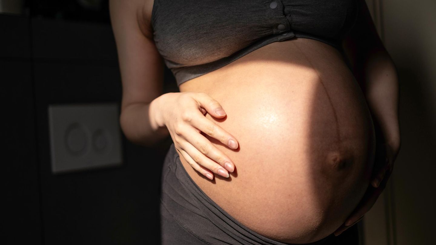 Rechtsanwältin klärt auf: Schwanger! Das sind die größten Fallen für werdende Mütter im Job