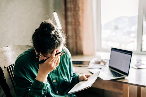 Eine Frau sitzt am Schreitisch und arbeitet für ihr Praktikum