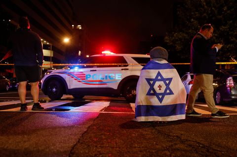 Beamte der Strafverfolgungsbehörden sichern das Gelände vor dem Capital Jewish Museum in Washington, D.C.