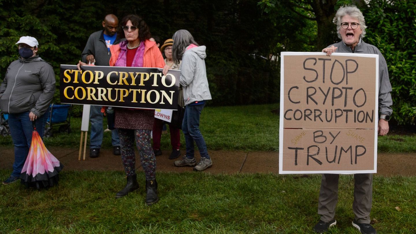Digital currencies: Crypto dinner with Trump accompanied by protests