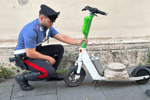 Rom: Carabinieri begutachten E-Roller und Säulensockel