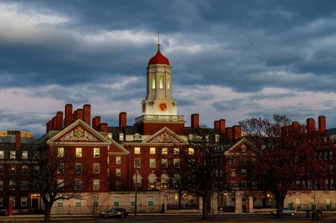 Die Harvard University bei Sonnenuntergang. Die Trump-Regierung verbietet der Elite-Uni die Aufnahme ausländischer Studenten
