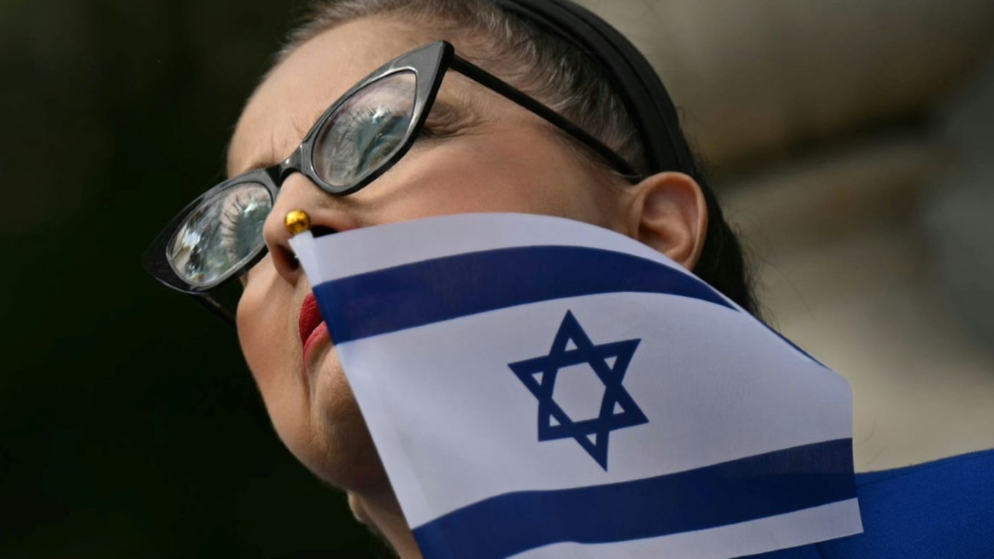Frau mit Israelflagge vor dem Jüdischen Museum in Washington