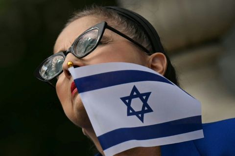 Frau mit Israelflagge vor dem Jüdischen Museum in Washington