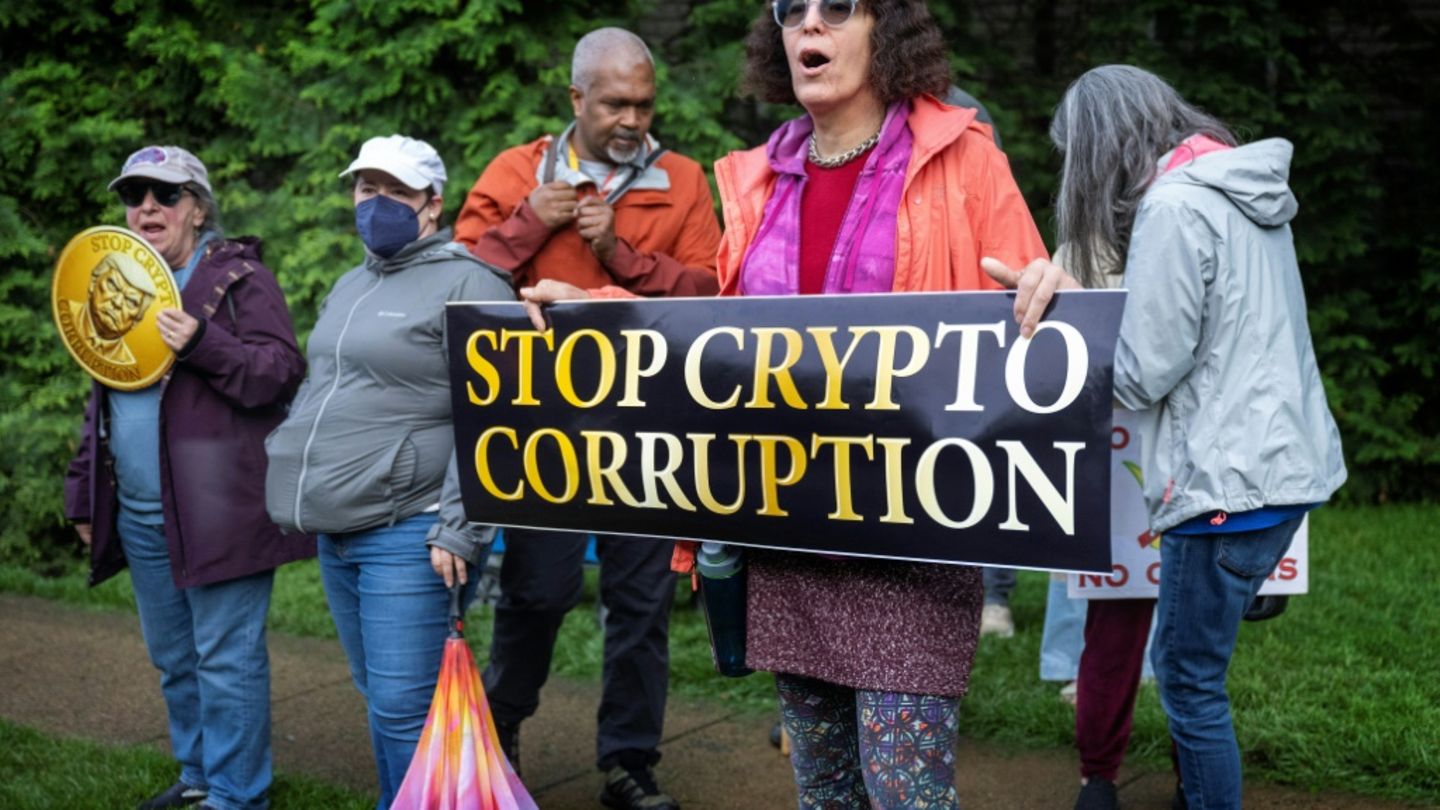 Protest gegen Trumps Krypto-Empfang