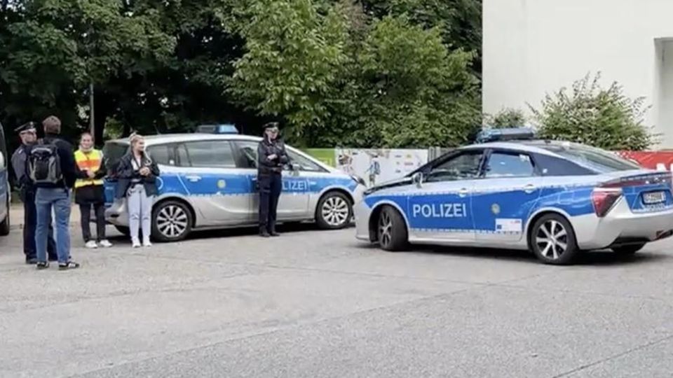 Mehrer Streifenwagen steher vor der Schule