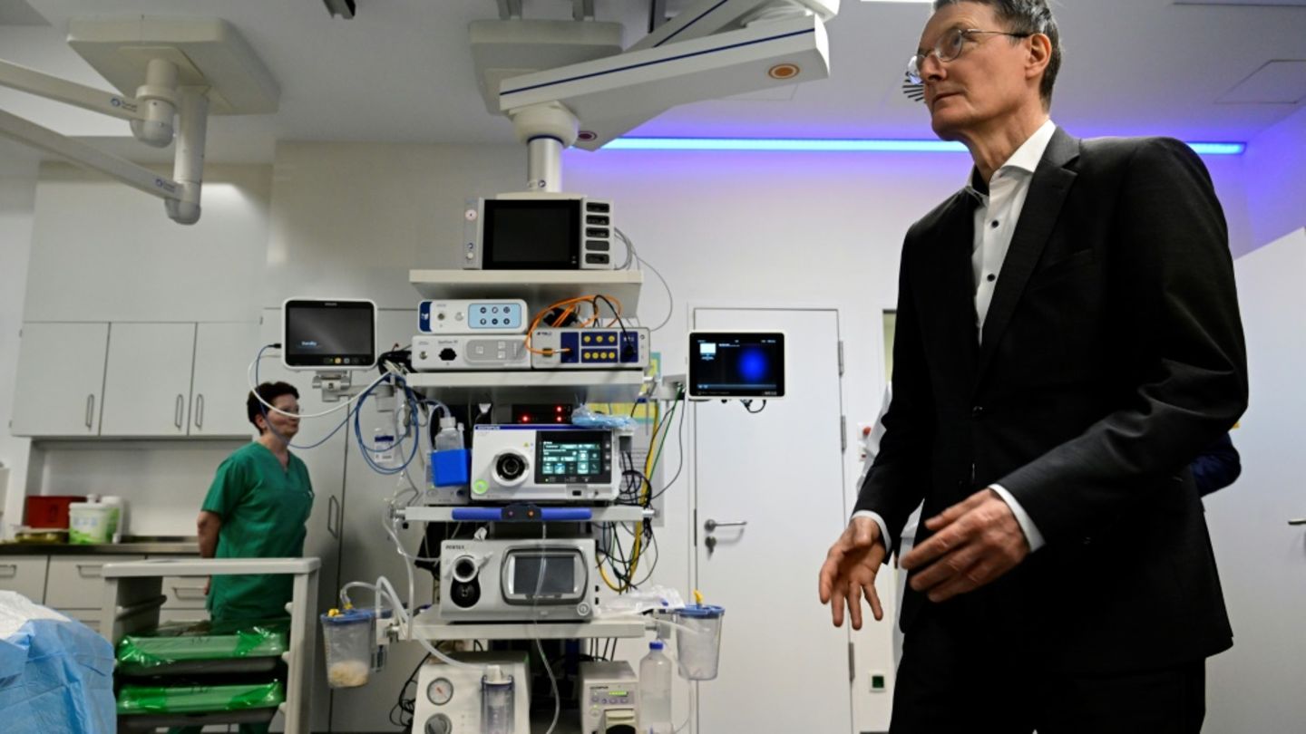 Karl Lauterbach in Krankenhauslabor