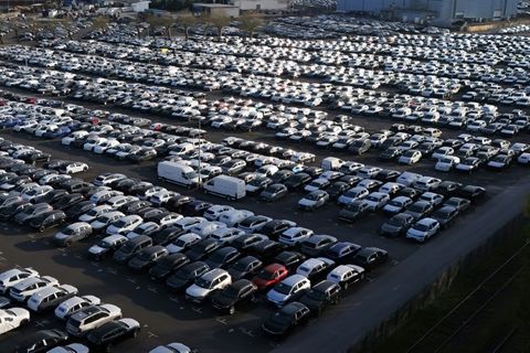 Neuwagen an einem Logistikterminal in Essen