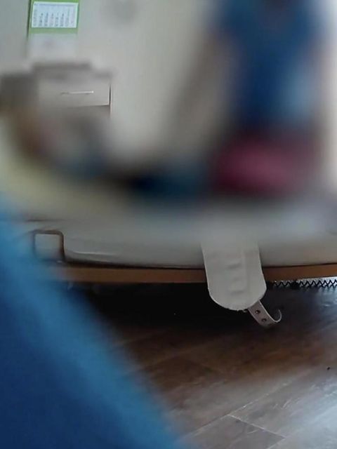 Pflegepersonal kettet den Autisten an sein Bett