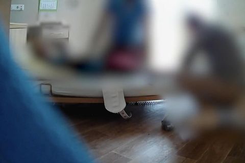 Pflegepersonal kettet den Autisten an sein Bett