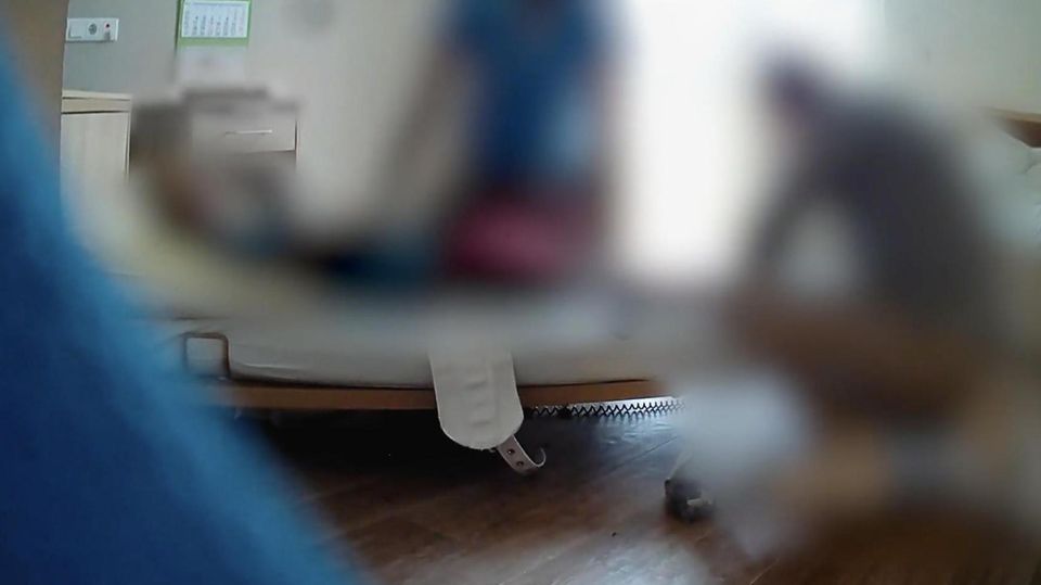 Pflegepersonal kettet den Autisten an sein Bett