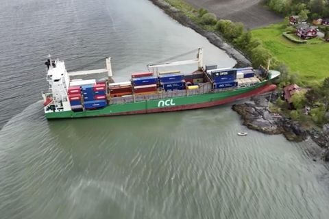Ein Container-Schiff in Norwegen strandet plötzlich in einem Vorgarten