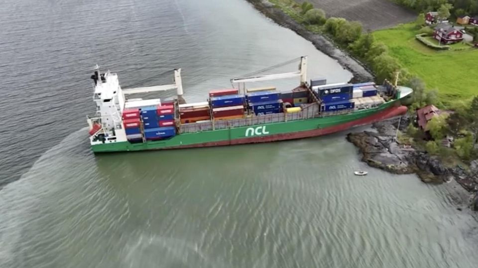Ein Container-Schiff in Norwegen strandet plötzlich in einem Vorgarten