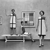 Mit dem Mondrian-Kleid von 1965 trifft er einen Nerv: Erstmals verbindet ein Designer Mode und Kunst (die des Malers Piet Mondrian). Es ist bis heute eines der meist kopierten Kleidungsstücke
