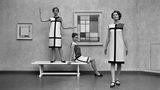 Mit dem Mondrian-Kleid von 1965 trifft er einen Nerv: Erstmals verbindet ein Designer Mode und Kunst (die des Malers Piet Mondrian). Es ist bis heute eines der meist kopierten Kleidungsstücke
