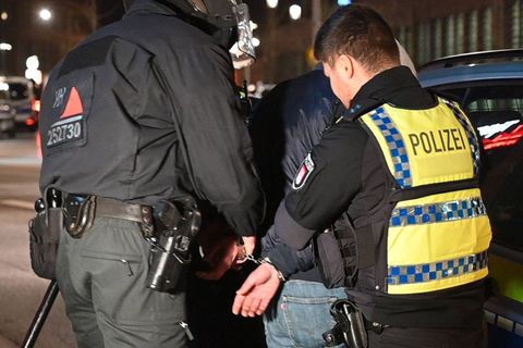Meinung : Sollte die Nationalität von Tatverdächtigen grundsätzlich von der Polizei genannt werden? Darüber gibt es aktuell Diskussionen (Symbolbild) © Andre Lenthe / Imago Images