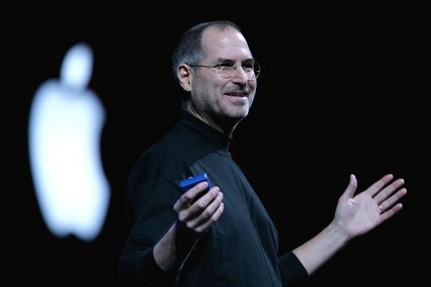 Steve Jobs steht bei einer Apple-Präsentation auf der Bühne