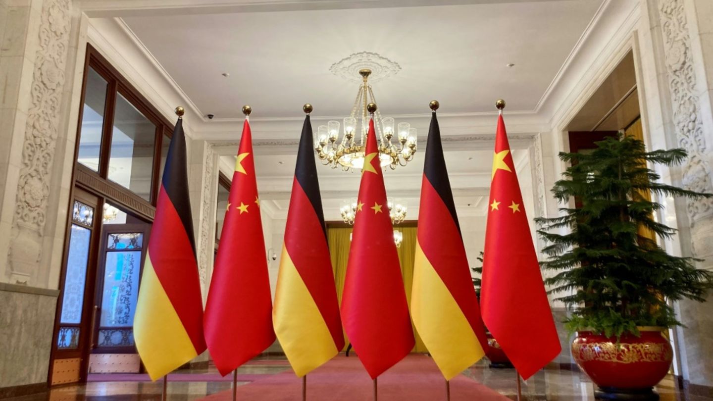 Deutsche und chinesische Flaggen in Peking