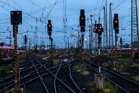 Bahngleise mit Oberleitungen